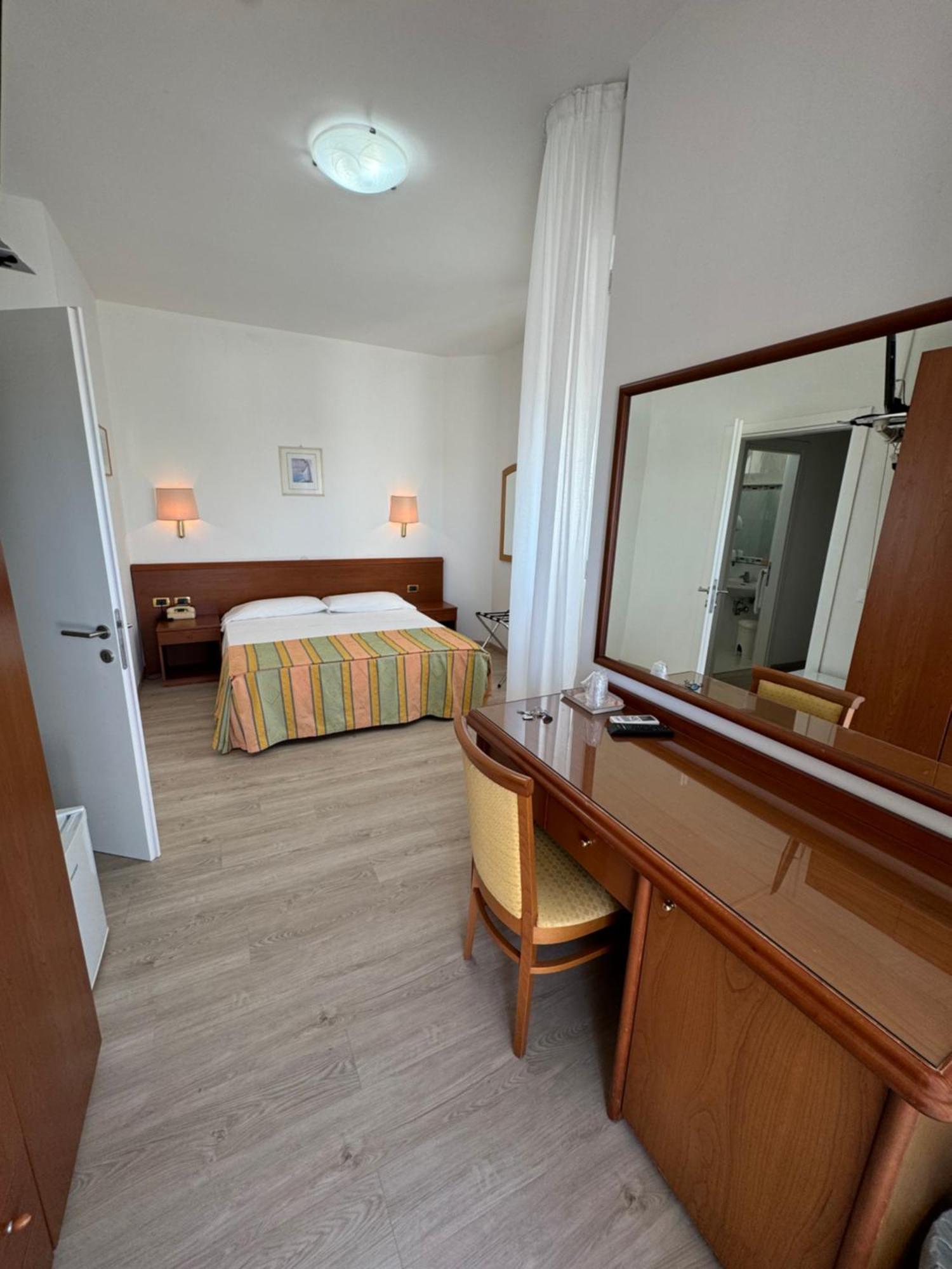 Hotel San Francisco Lignano Sabbiadoro Eksteriør billede